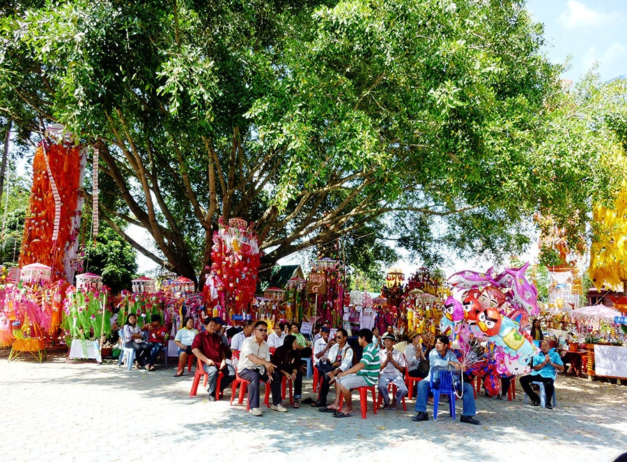 Folks seek shade and wait for the ceremony to begin.