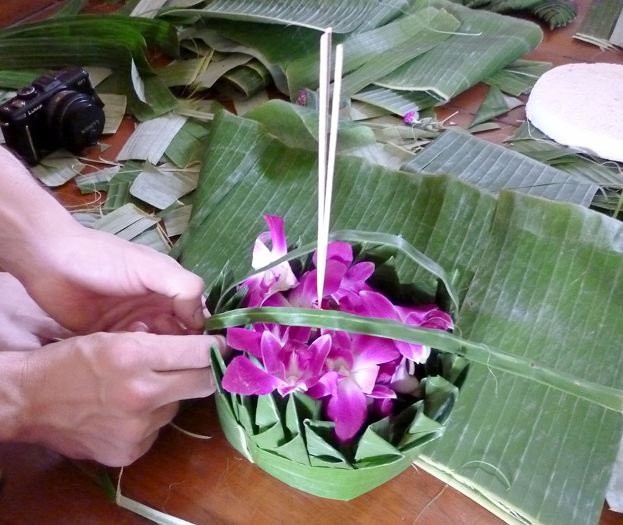 making-krathong