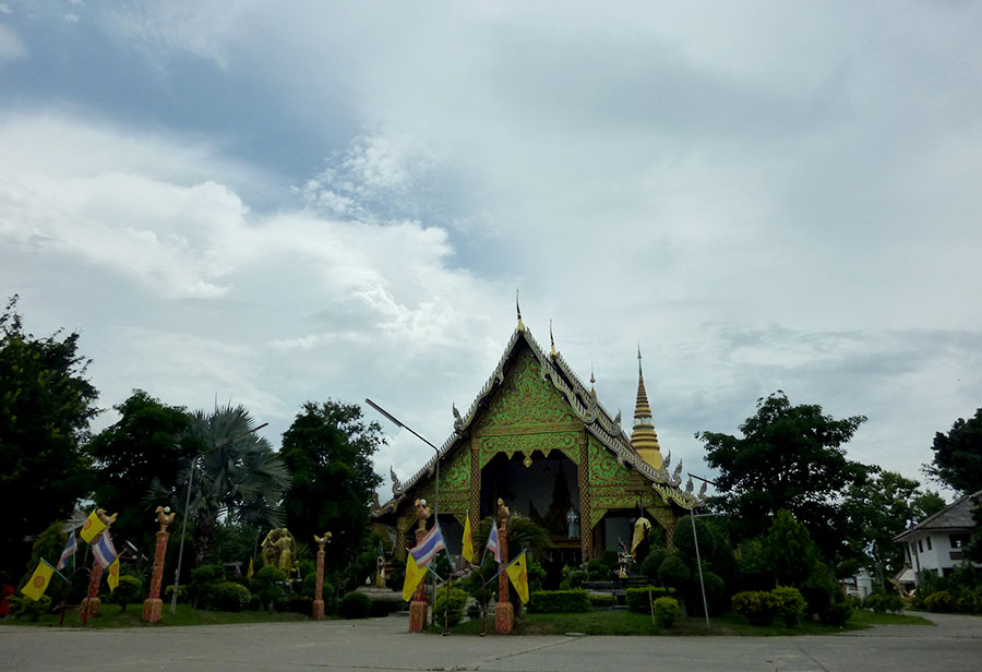 I've been wanting to go to Wat Chetuphon (the transliteration is horrible, should be more like "Chaidtupon"). 