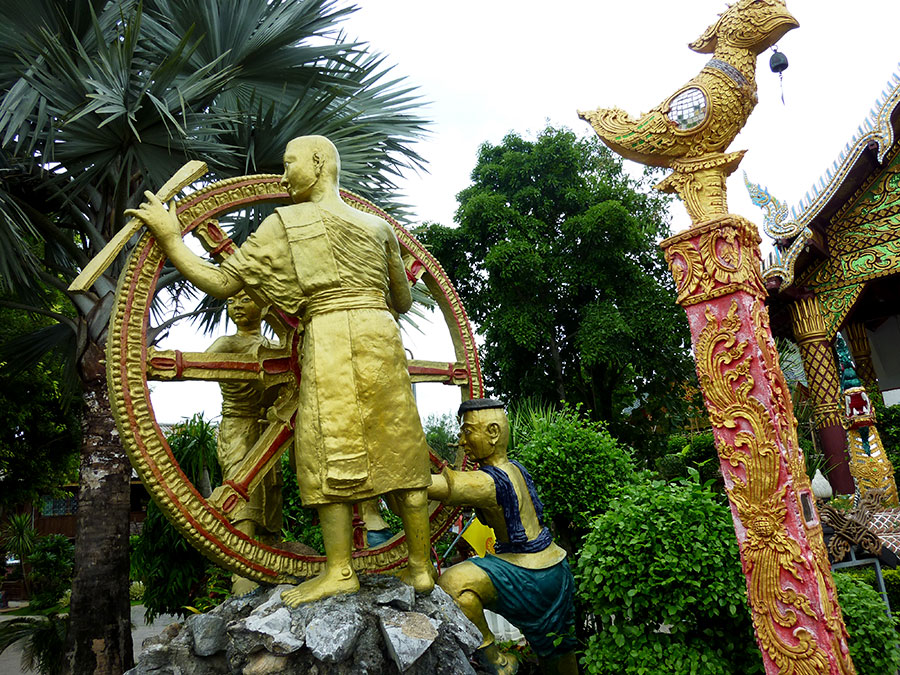 I've also never seen a wheel sculpture before, yet the image is common in Thai astrology.