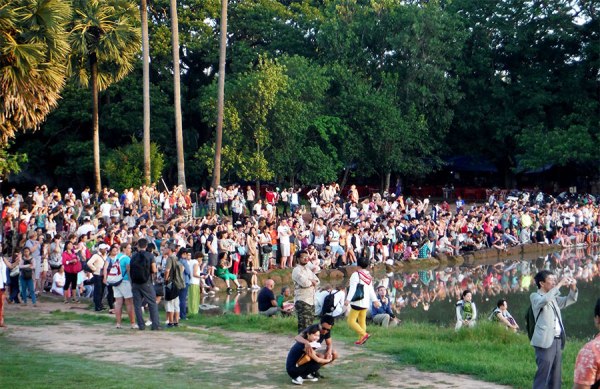 Angkor Wat tourists 