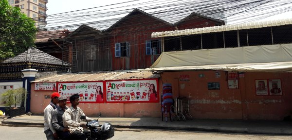 Phnom Penh 3-guys-on-a-bike
