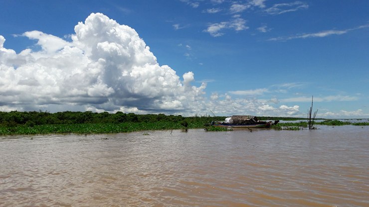 boat-on-the-waters-of-Tonle-Sap