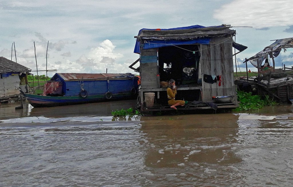 Tonle-Sap-girl-washing-her-hair